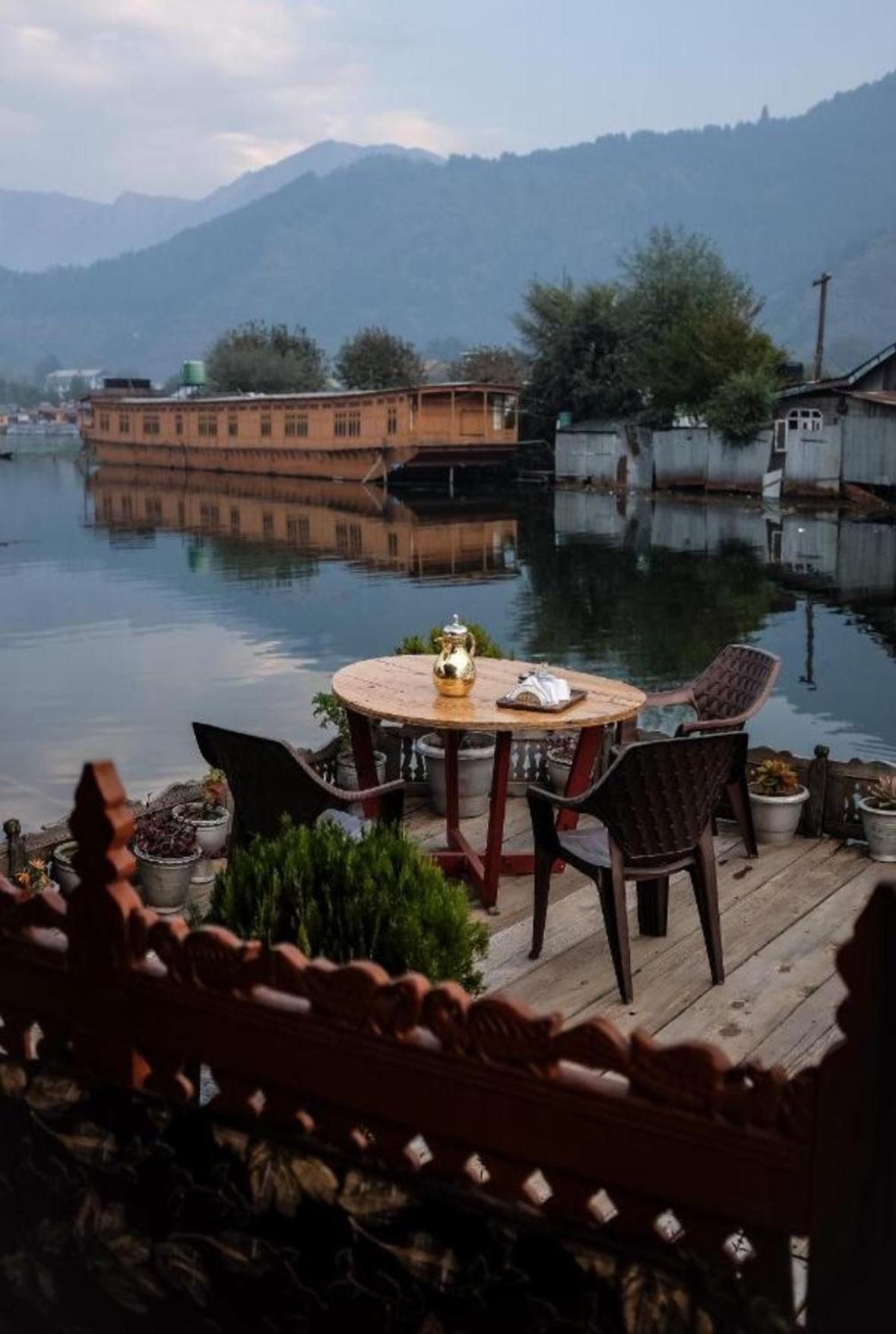 Omar Khayyam Houseboat Retreat And Favela Headrooms Srinagar  Exterior photo