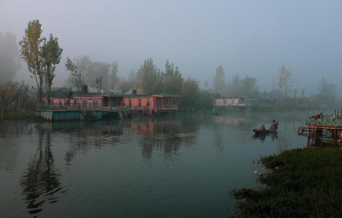 Omar Khayyam Houseboat Retreat And Favela Headrooms Srinagar  Exterior photo