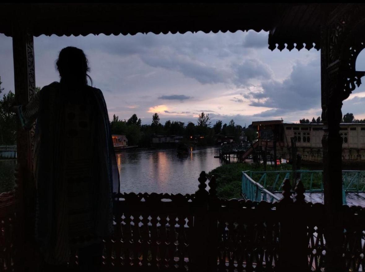 Omar Khayyam Houseboat Retreat And Favela Headrooms Srinagar  Exterior photo